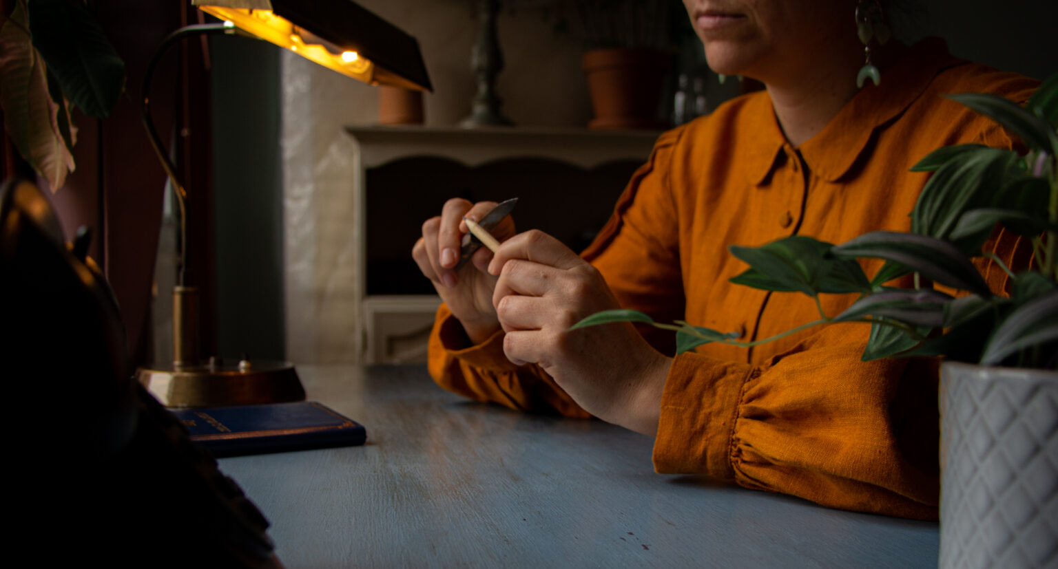 Femme avec des plantes sur table