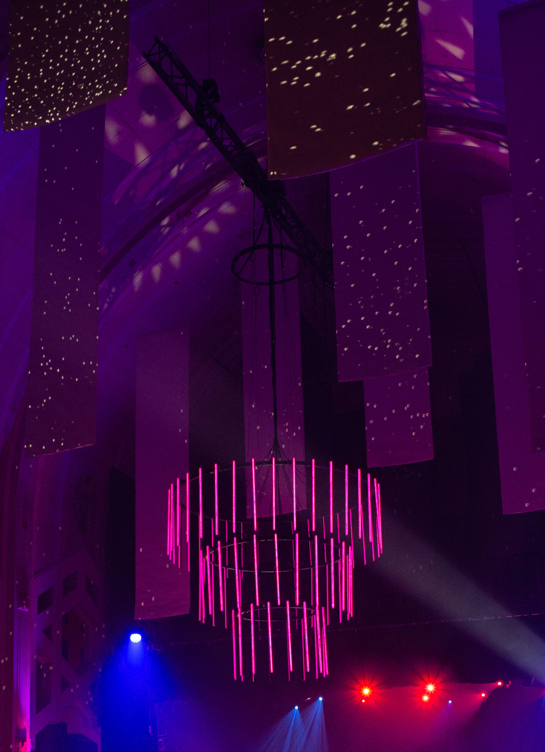 Lumières colorées et lustre moderne.