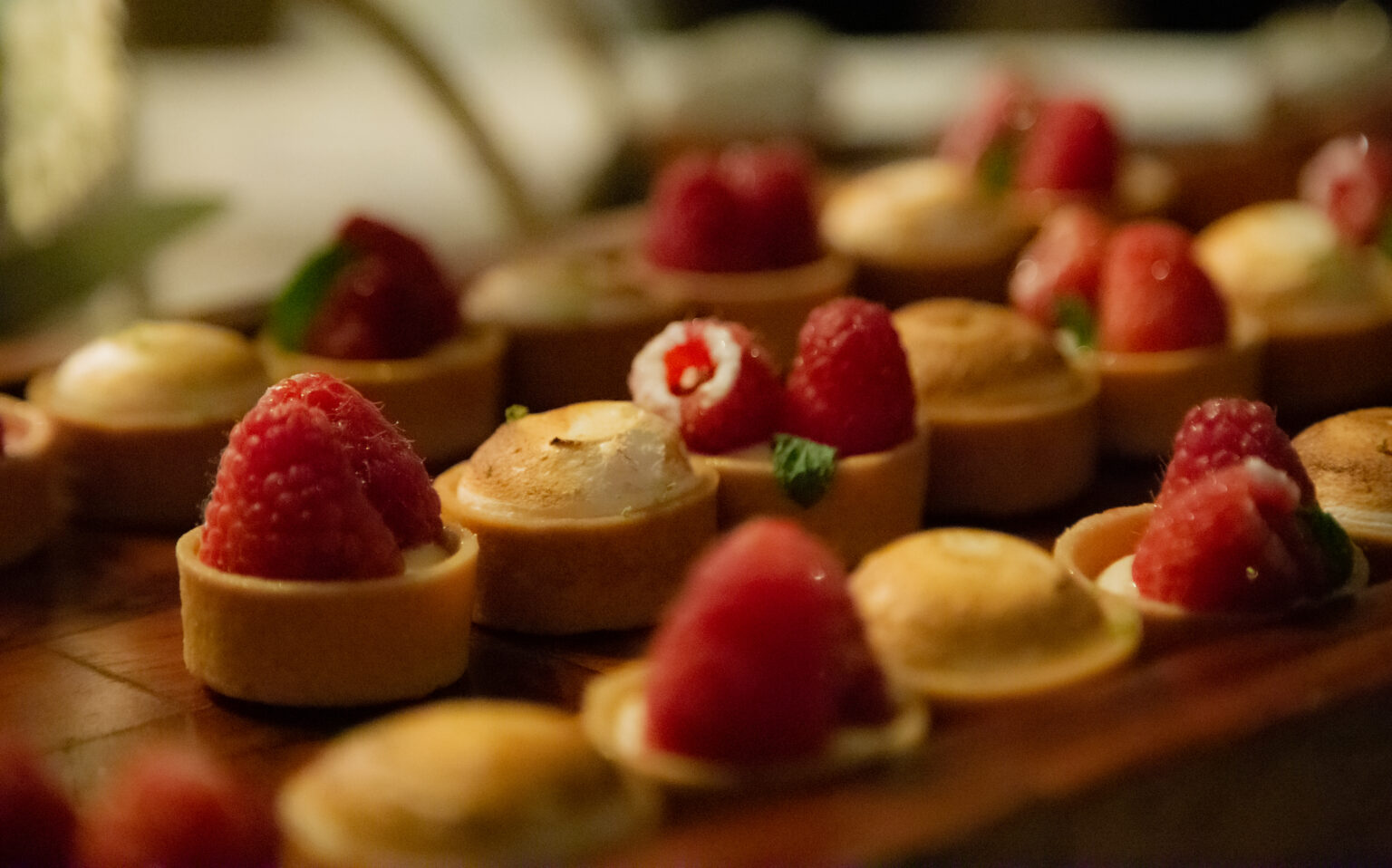 Tartes aux framboises sur une table